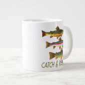 Trout vangen en vrijgeven grote koffiekop (Voorkant rechts)