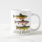 Trout vangen en vrijgeven grote koffiekop (Rechts)