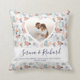 Trouw- en jubileumfoto met vintage bloempatroon kussen