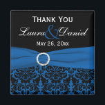 Trouw Favoriet Magneet in Kobaltblauw en Zwarte Da<br><div class="desc">Deze gepersonaliseerde kobaltblauwe en zwarte damast trouw favoriet bedankmagneet heeft een blauwe neplint en juweelbroche en heldere witte letters die passen bij de hieronder afgebeelde trouwkaart. U kunt ook een ronde vorm en/of de grootte van de magneet selecteren. Als u andere bijpassende items in dit ontwerp nodig hebt, neem dan...</div>