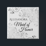 Trouw Getuige Naambadge Zilveren Kantkrullen Vierkante Button 5,1 Cm<br><div class="desc">Identificeer de hoofdrolspelers op uw bruidsfeest, trouwdag of repetitiediner met onze elegante, zilveren namaakfolie knopen. Ontworpen om te coördineren met onze Zilveren Folie Elegante Trouw Suite, heeft deze knoop een zilveren namaakfolie bloemmotief op een witte achtergrond met zwarte tekst met Getuige en een plek om haar naam in te voeren....</div>