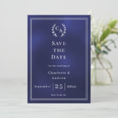Trouw met blauwe monogram krans save the date (Staand voorkant)
