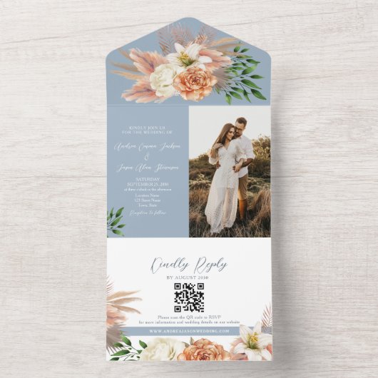 Trouw met bloemige perzik en stoffig blauw all in one uitnodiging (Binnen)