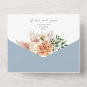Trouw met bloemige perzik en stoffig blauw all in one uitnodiging (Achterkant)