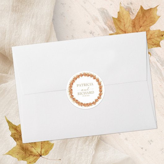 Trouw met herfstbladeren in de herfst ronde sticker
