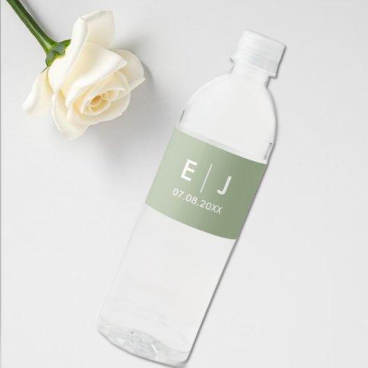 Trouw met saliegroen en wit monogram waterfles etiket