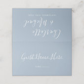 Trouw met stoffig blauwe handtekening script plaatskaartje (Buitenkant ongevouwen)