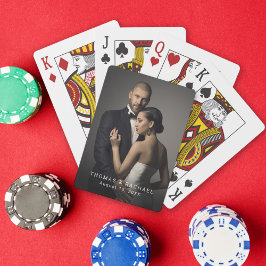 Trouw- of verlovingsfoto van koppel pokerkaarten