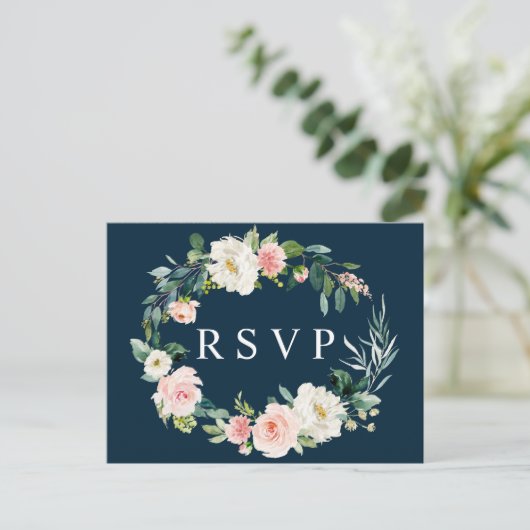 Trouw-RSVP-ansichtkaart met bloemenkrans in Navy B Uitnodiging Briefkaart (Staand voorkant)