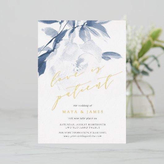 Trouw uitstel kaart met folie 'Liefde is Geduldig' (Staand Voorkant)