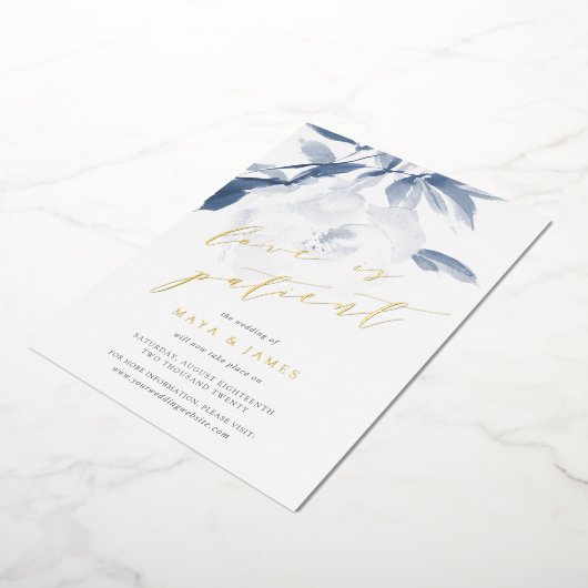 Trouw uitstel kaart met folie 'Liefde is Geduldig' (Gedraaid)