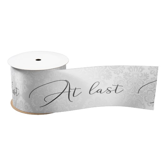 Trouw wit damast met tekst 'At Last' Satijnen Lint (Spoel)