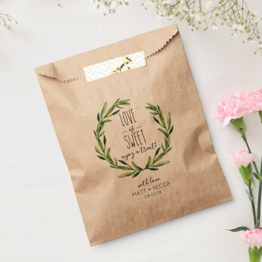 Trouw Zakje met Krachtpapier en de Tekst 'Love is  (Gezegeld)