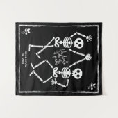 Trouwachtergrond met dansend skelet op maat met da wandkleed (Voorkant (horizontaal))