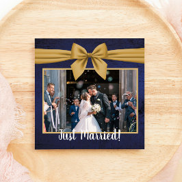 Trouwannouncement in donkerblauw met goud feestdagenkaart