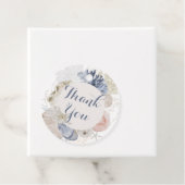 Trouwbadje aan de kust met blauwe schelpen bedankjes labels (In situ)