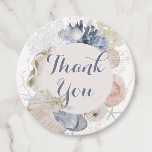 Trouwbadje aan de kust met blauwe schelpen bedankjes labels (Voorkant)
