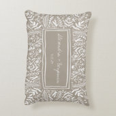 Trouwbloemen in lichtbruine rand Persoonlijke trou Accent Kussen (Achterkant (Verticaal))