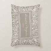 Trouwbloemen in lichtbruine rand Persoonlijke trou Accent Kussen (Voorkant(Verticaal))