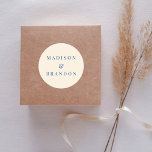 Trouwbloemen uit het midden van de eeuw | Crème Ronde Sticker<br><div class="desc">Verhoog uw huwelijksdecor met onze Mid-Century Wedding Flowers Cream Classic ronde Sticker. Deze sticker is geïnspireerd door de tijdloze elegantie van het middeleeuwse ontwerp en heeft delicate bloemmotieven in een crèmekleurige tint, waardoor elk oppervlak een verfijnde touch krijgt. Deze klassieke ronde sticker is ideaal voor het afdichten van enveloppen, het...</div>