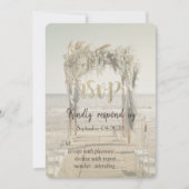 Trouwboog met bloemen op het strand RSVP Kaart (Voorkant)
