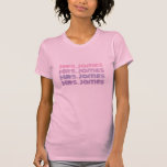 trouwbruid nieuwe naam op shirt<br><div class="desc">Eenvoudig te personaliseren! Laat de wereld je nieuwe naam kennen! ideaal voor huwelijksreis, nieuw gehuwd, brutaal of verloving douchecadeau 4 tekstregels in een koel retroflectief lettertype dat elke regel kan worden gewijzigd, gebruik het ontwerpgereedschap voor verdere ontwerpwijzigingen. Niet zoals het lettertype of de kleur? verander ze! Het supereenvoudige met Zazzle...</div>