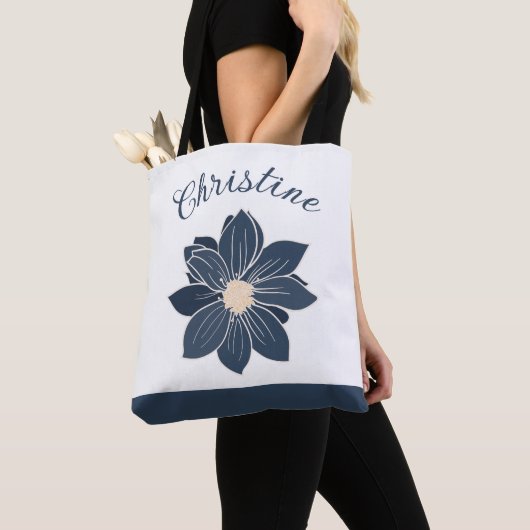 Trouwcadeau met Navy Blauwe Bloem Monogram Tote Bag (Dichtbij)