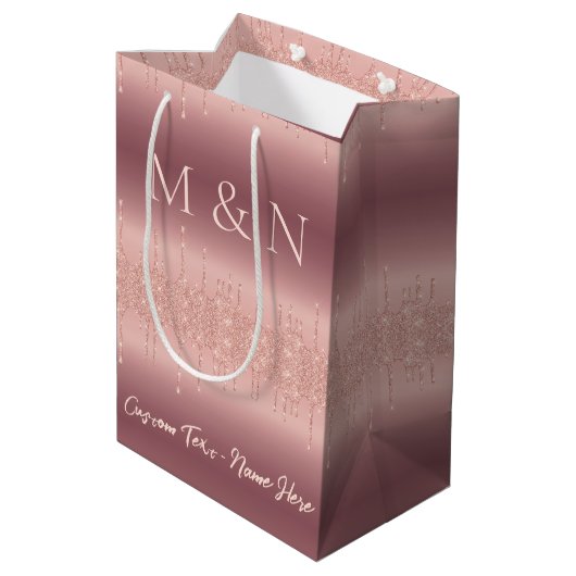 Trouwcadeautas Rose Gold met eigen naam en letters Medium Cadeauzakje (Achterkant Gekanteld)