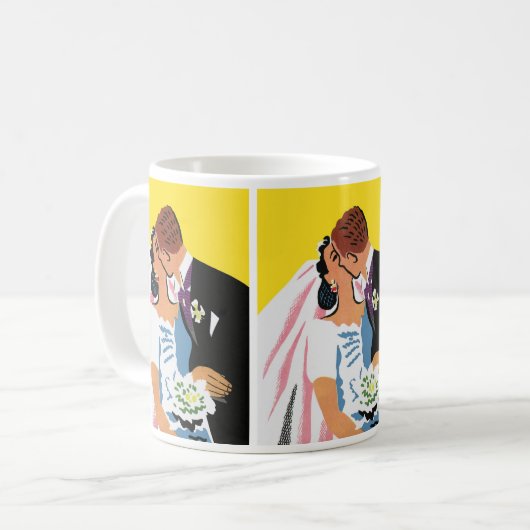 Trouwdag, bruid en bruidegom kussen als pasgetrouw koffiemok (Voorkant links)
