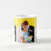 Trouwdag, bruid en bruidegom kussen als pasgetrouw koffiemok (Center)