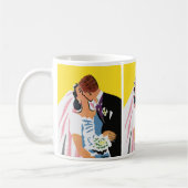 Trouwdag, bruid en bruidegom kussen als pasgetrouw koffiemok (Links)