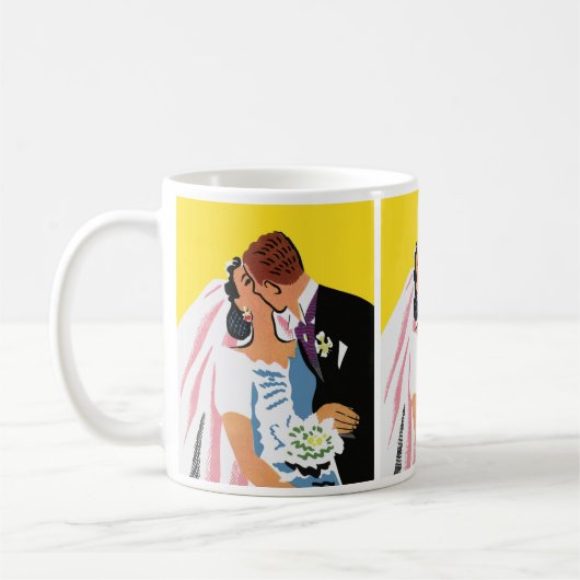 Trouwdag, bruid en bruidegom kussen als pasgetrouw koffiemok (Links)