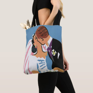 Trouwdag, bruid en bruidegom pasgetrouwd kussen tote bag