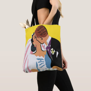 Trouwdag, bruid en bruidegom pasgetrouwd kussen tote bag