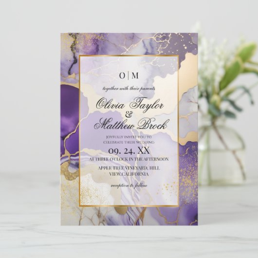 Trouwdag in marmer modern paars en goud kaart (Staand voorkant)