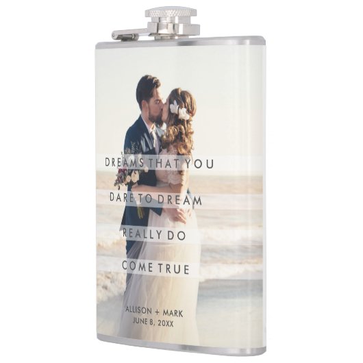 Trouwdagfotodromen komen tot ware Pas getrouwd Heupfles (Links)