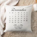 Trouwdatum Huwelijksdatum Kalender  Kussen<br><div class="desc">Deze Nieuwgetrouwde Trouwdatum Worp Kussen is perfect om aan een pasgetrouwd stel te geven. Hun speciale dag wordt weergegeven op een kalenderdisplay. Dit kan ook een geweldig jubileumcadeau zijn voor degenen die samen de jaren hebben doorstaan.</div>