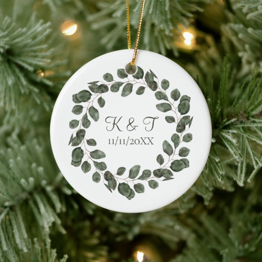 Trouwdatum Monogram Eucalyptusbladeren Elegant Keramisch Ornament (Boom)