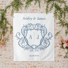 Trouwdecoratie met stalen blauwe monogramkroon en wandkleed