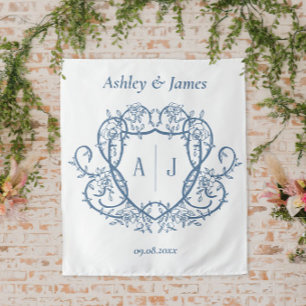 Trouwdecoratie met stalen blauwe monogramkroon en wandkleed