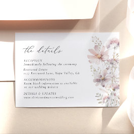 Trouwdetails met wilde bloemen in blos informatiekaartje