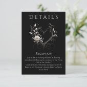 Trouwdetails - Moderne witte bloemen met een hart Informatiekaartje (Staand voorkant)