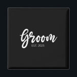 Trouwen en koppel bijpassende cadeauwinkel en meer magneet<br><div class="desc">Trouwen en koppel bijpassende cadeauwinkel en meer zwarte bruidegom est. 2025 Groom Gift</div>
