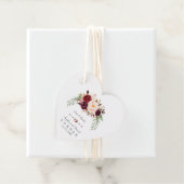 Trouwen met bordeauxrode marsala bloemrijke handge bedankjes labels (In situ)