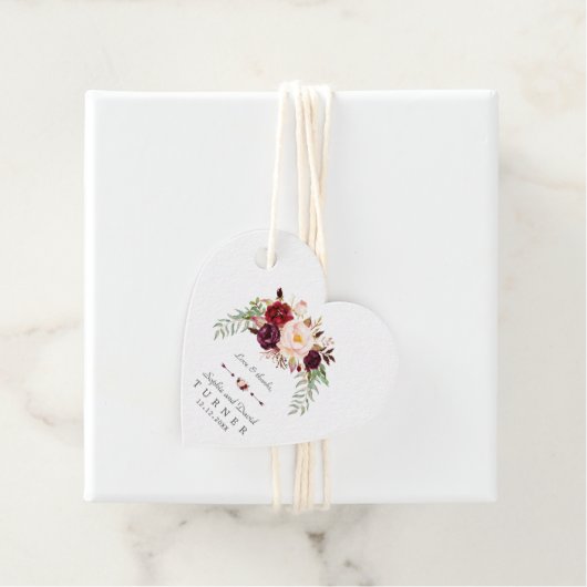 Trouwen met bordeauxrode marsala bloemrijke handge bedankjes labels (In situ)