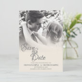 Trouwende stel zoenen in zwart-wit aankondiging (Staand voorkant)