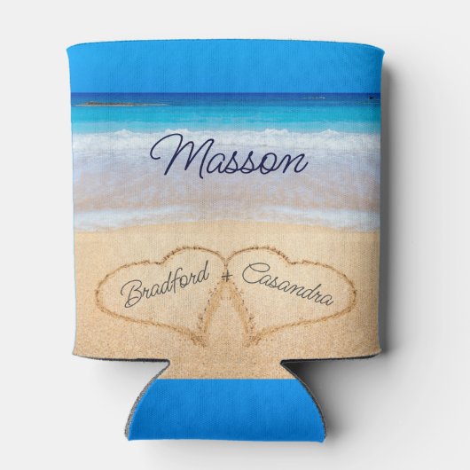 Trouwfeest aan het strand met harten in het zand A Blikjeskoeler (Achterkant)