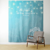 Trouwfeest achtergrond met koppel in metseljars en wandkleed (In situ)