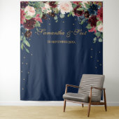 Trouwfeest met bloemen in blosroze, bordeauxrood e wandkleed (In situ)