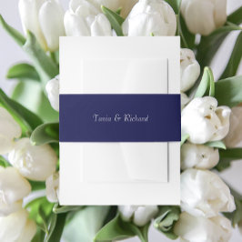 Trouwfeest met gestileerde naam in marineblauw uitnodigingen wikkel